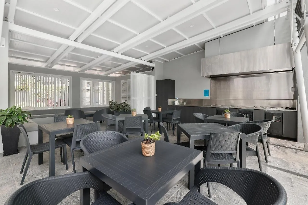 גולד קוסט Surfers Century Oceanside Apartments 4*, גולד קוסט אוסטרליה